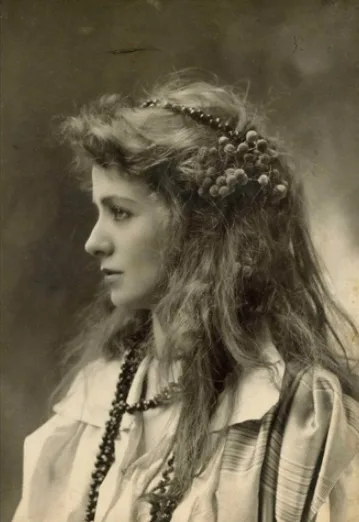 Vintage photos of women from Belle Époque
