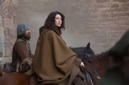 Stage costumes of Outlander series. Scottish 18th-century clothing of Claire Fraser