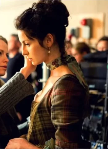 Stage costumes of Outlander series. Scottish 18th-century clothing of Claire Fraser