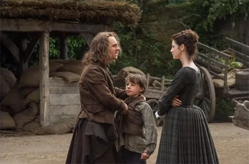 Stage costumes of Outlander series. Scottish 18th-century clothing of Claire Fraser