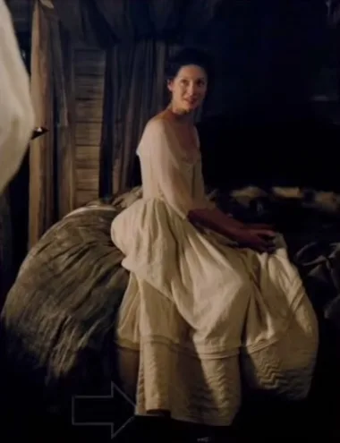 Stage costumes of Outlander series. Scottish 18th-century clothing of Claire Fraser