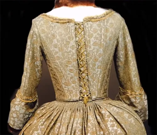 Stage costumes of Outlander series. Scottish 18th-century clothing of Claire Fraser