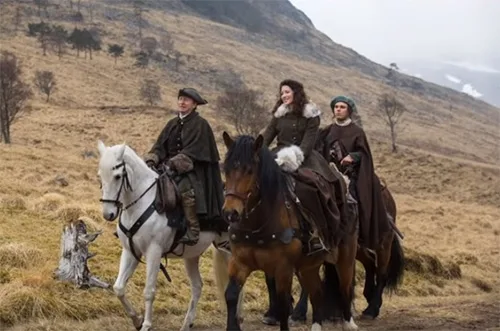 Stage costumes of Outlander series. Scottish 18th-century clothing of Claire Fraser