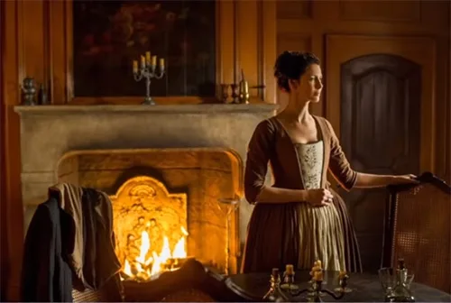 Stage costumes of Outlander series. Scottish 18th-century clothing of Claire Fraser