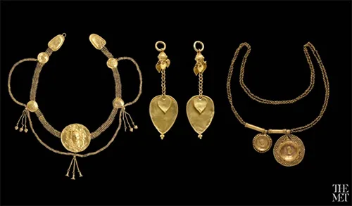 Traditional gold jewelry technique: chain making. The loop-in-loop technique