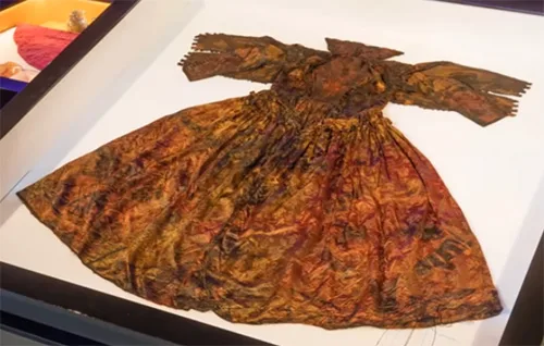 Mysterious box with 17th-century clothing and accessories found on sea bottom