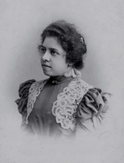 Real-life photos of Victorian-era women