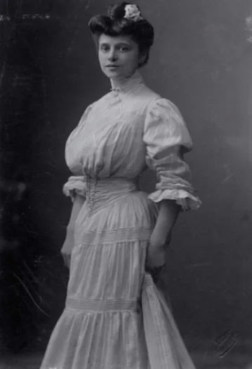 Real-life photos of Victorian-era women