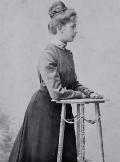 Real-life photos of Victorian-era women
