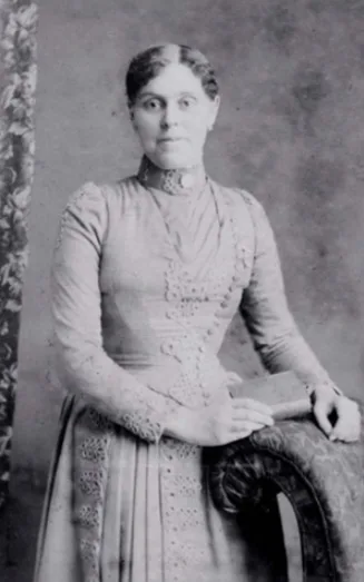 Real-life photos of Victorian-era women