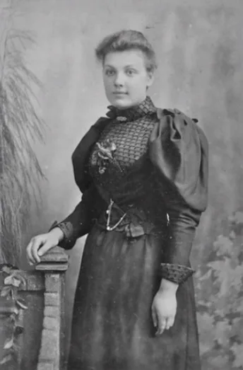 Real-life photos of Victorian-era women