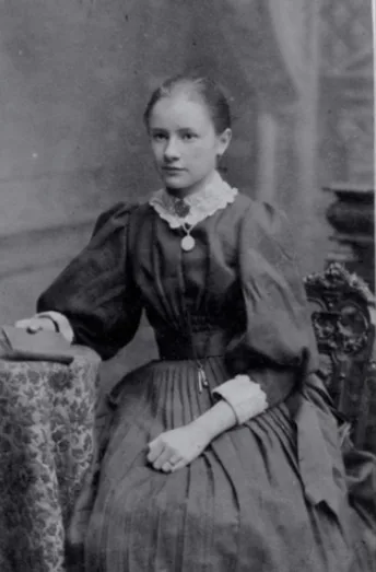 Real-life photos of Victorian-era women