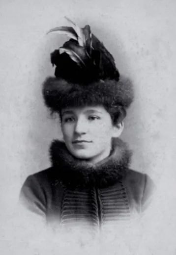 Real-life photos of Victorian-era women