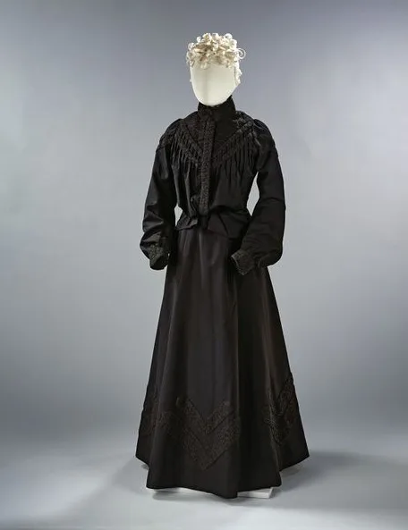 Mourning dress in Victorian England. Male, female, and kid mourning outfits