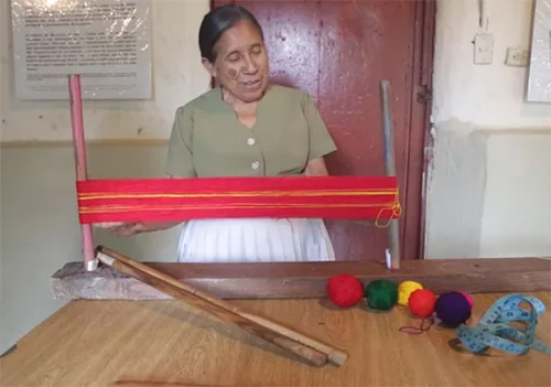 Backstrap weaving tutorial from El Salvador