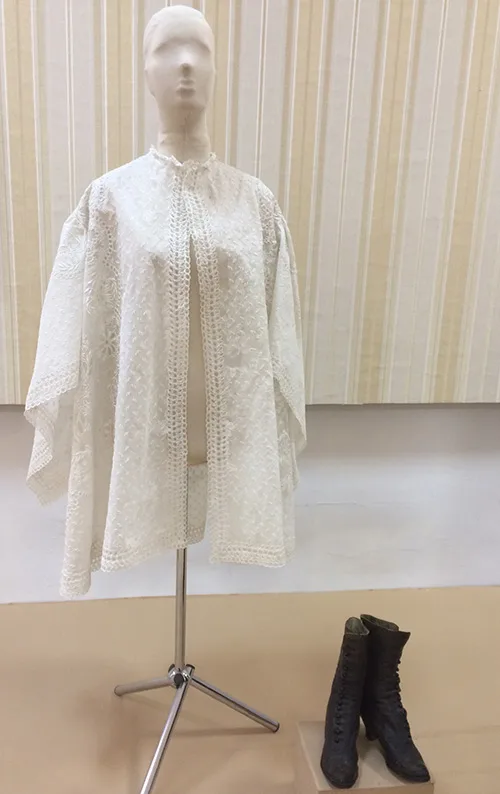 Women’s clothing and shoes late 19th – early 20th century Beautiful lace blouse