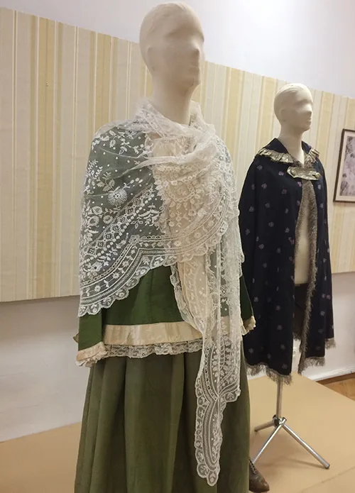 Women’s clothing and shoes late 19th – early 20th century