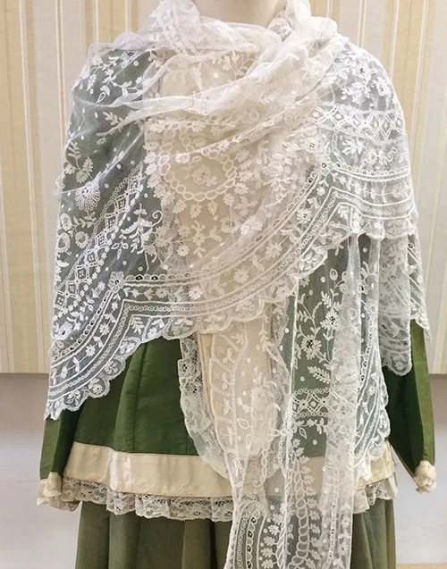 Women’s clothing and shoes late 19th – early 20th century