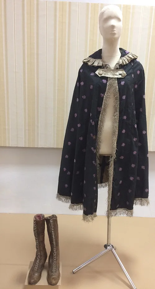 Cape with golden brocade trimming from late 19th – early 20th century