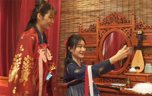 Ordinary Chinese people’s reaction to hanfu in the streets
