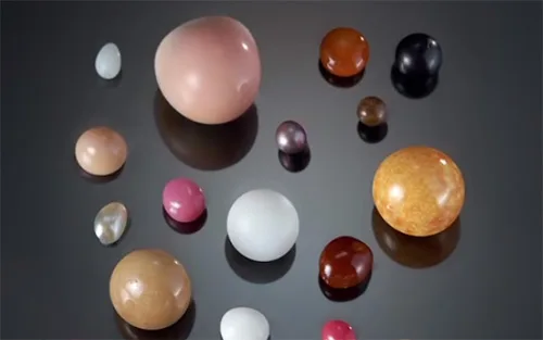 Pearls throughout centuries. Magnificent jewelry with pearls