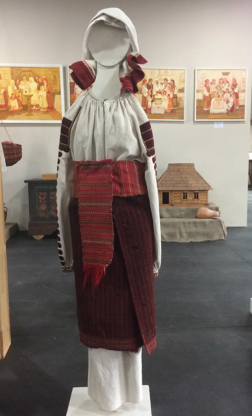 Extraordinary details of female folk costumes from Western and Central Ukraine (photos)