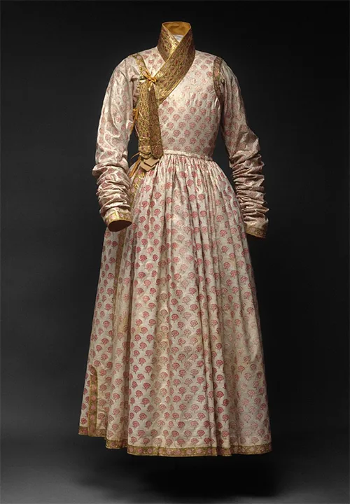 19th-century Indian jama coat from the V&A. With real beetle elytra sequins!