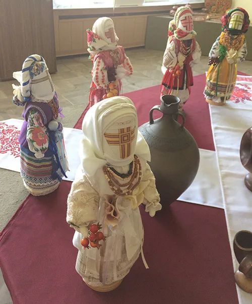 Modern motanka dolls – rag dolls in folk costumes