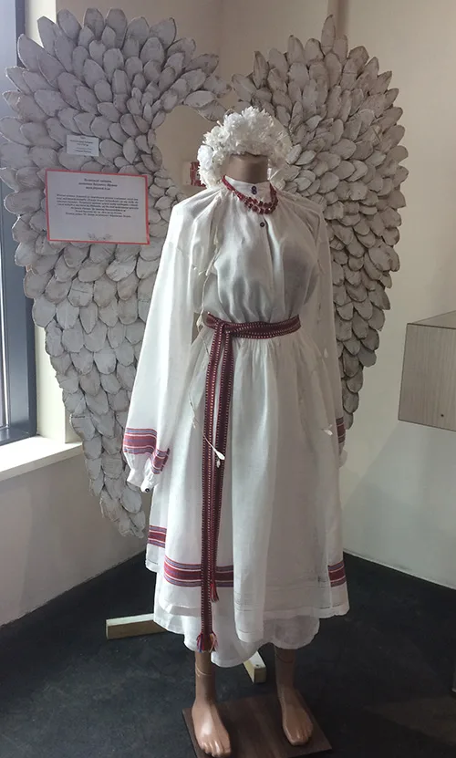Gorgeous authentic wedding outfits complemented with modern bridal wreaths from Ukraine