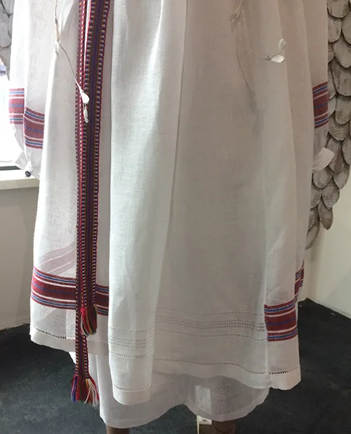 Gorgeous authentic wedding outfits complemented with modern bridal wreaths from Ukraine