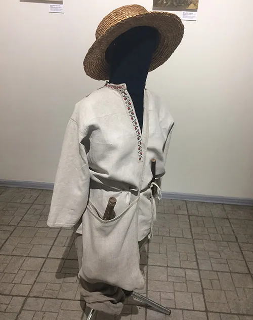 Outfit of little shepherd from Chyhyryn district, Cherkasy region (central Ukraine). The first half of the 20th century