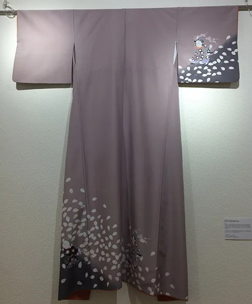 Japanese homongi kimono – formal garment of married women