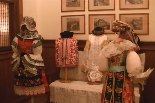 Slovak and Czech national kroje or folk dress (+ photos)
