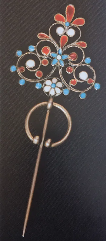 Norwegian bunad jewelry: halsknapp and sølje