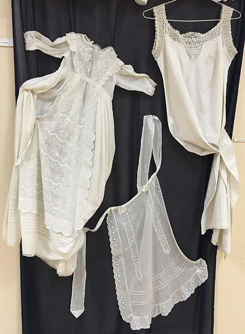 Dress apron and nightgown adorned with lace 19th century