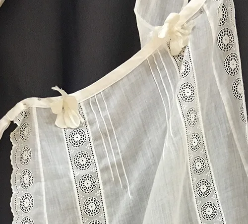 Delicate apron embellished with lace 19th century