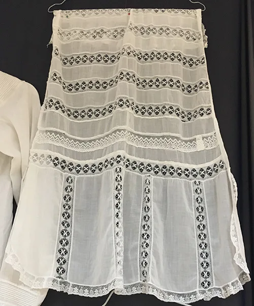 Delicate apron embellished with lace 19th century
