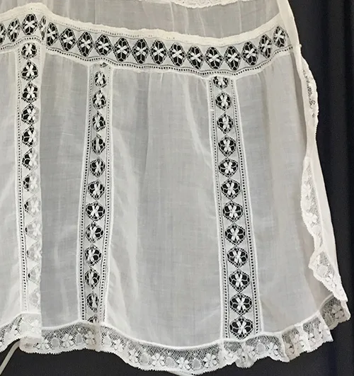Delicate apron embellished with lace 19th century