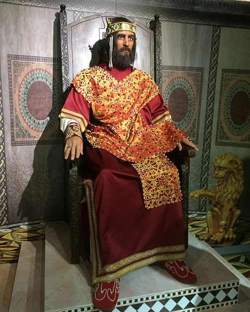 Byzantine imperial dress. What did Byzantine emperors wear?