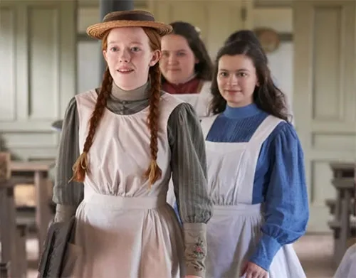 Stage costumes in Canadian “Anne with an E” series – examples, main features, indigenous clothes