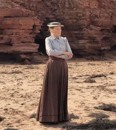 Show costumes in Canadian Anne with an E series