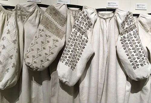 What natural dyes were used for embroidery threads in the 19th century?