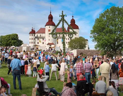 Movie costumes in folk horror film Midsommar