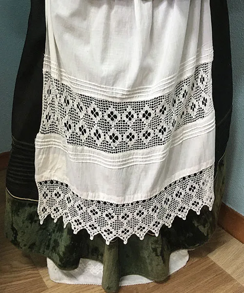 Festive attire of married woman from northern Ukraine late 19th – early 20th century