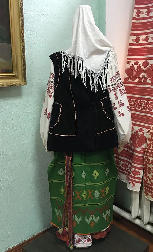 Festive outfit of married woman from northern Ukraine late 19th – early 20th century