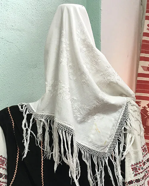 Festive outfit of married woman from northern Ukraine late 19th – early 20th century
