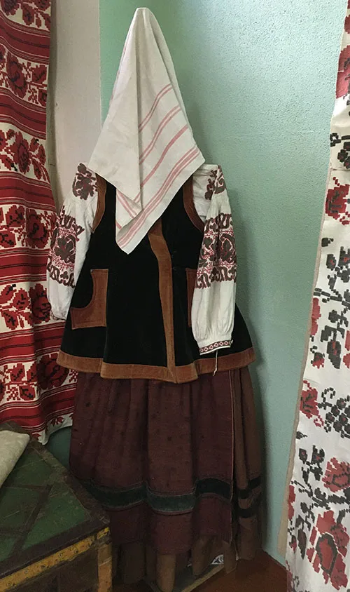 Festive clothing of married woman from northern Ukraine late 19th – early 20th century
