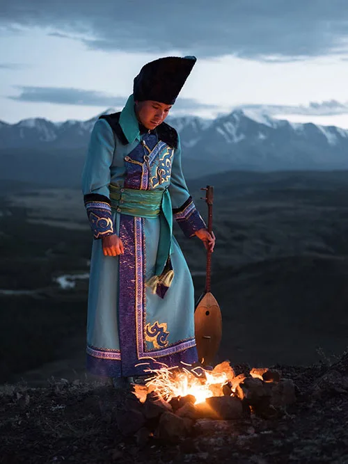 Tibetan men used to dress in sheepskin outerwear over bare skin, leaving the right arm exposed even in winter