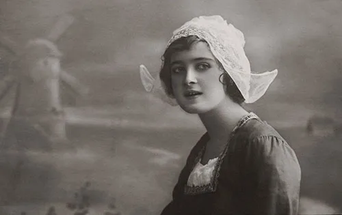 Dutch bonnet – charming headdress of the Netherlands