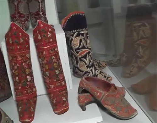 Uzbek ornate female footwear